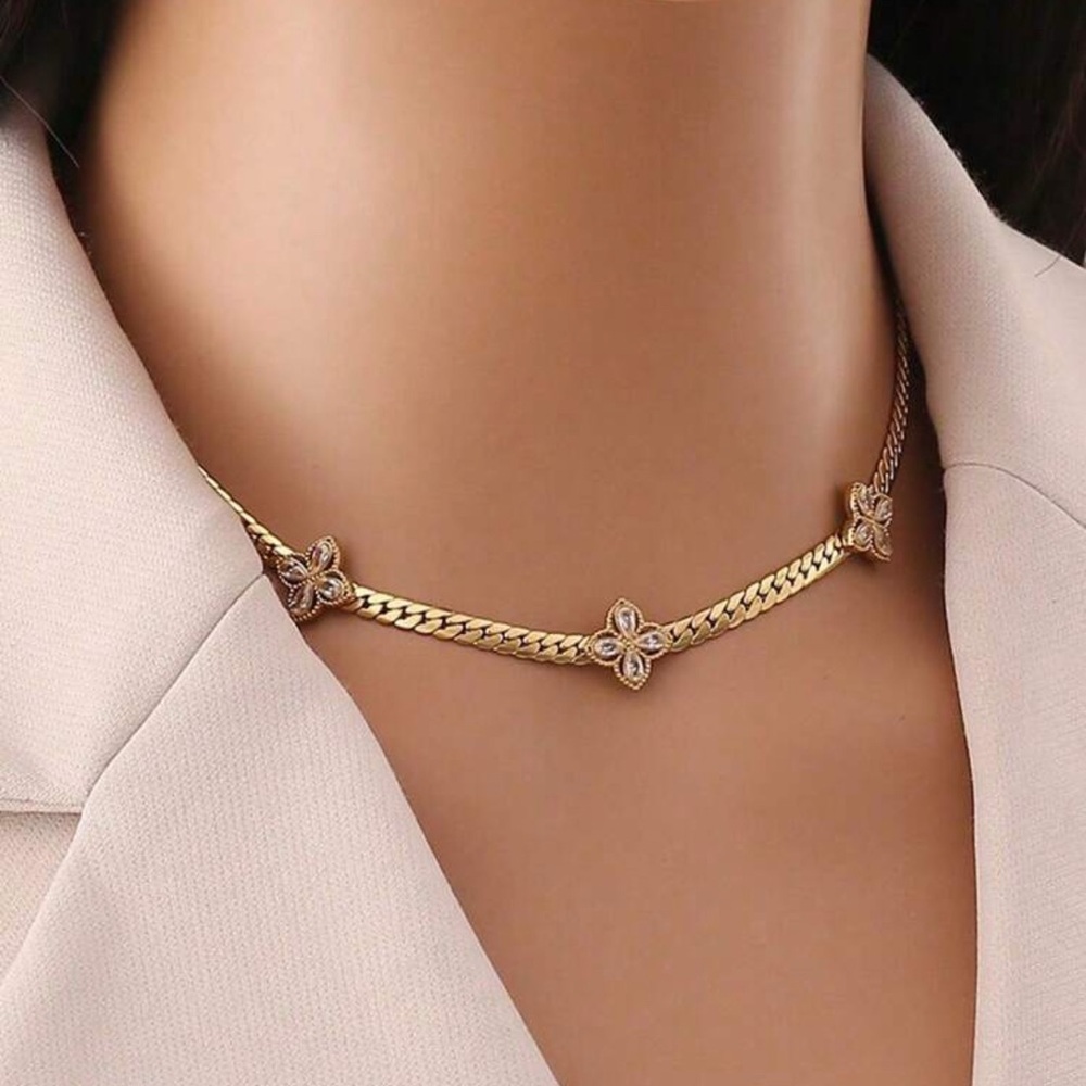 Elegant Gold Floral Necklace